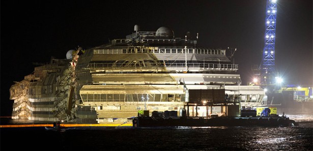 Yan yatan dev gemi ayağa kaldırıldı