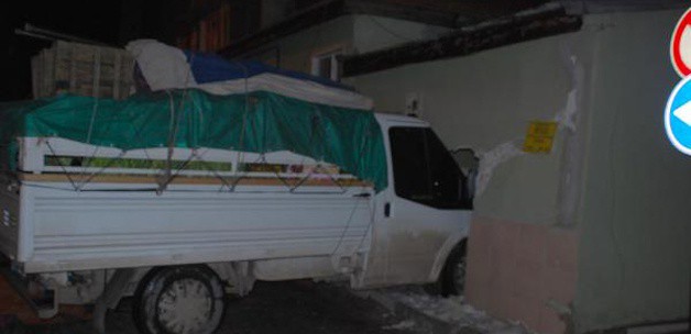 Buzda kayan kamyonet eve girdi