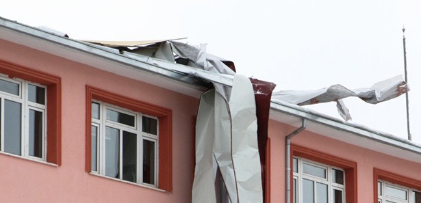 Fırtına cami lojmanının çatısını uçurdu