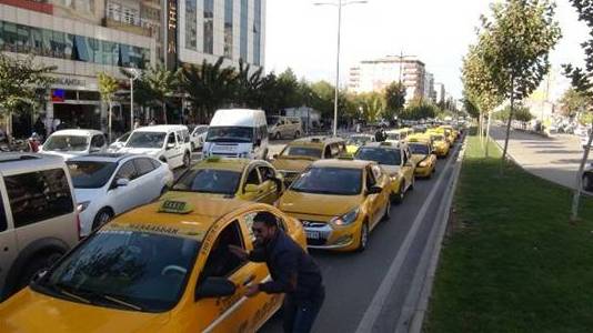 Batmanlı taksicilerden trafik sigortasına konvoylu tepki