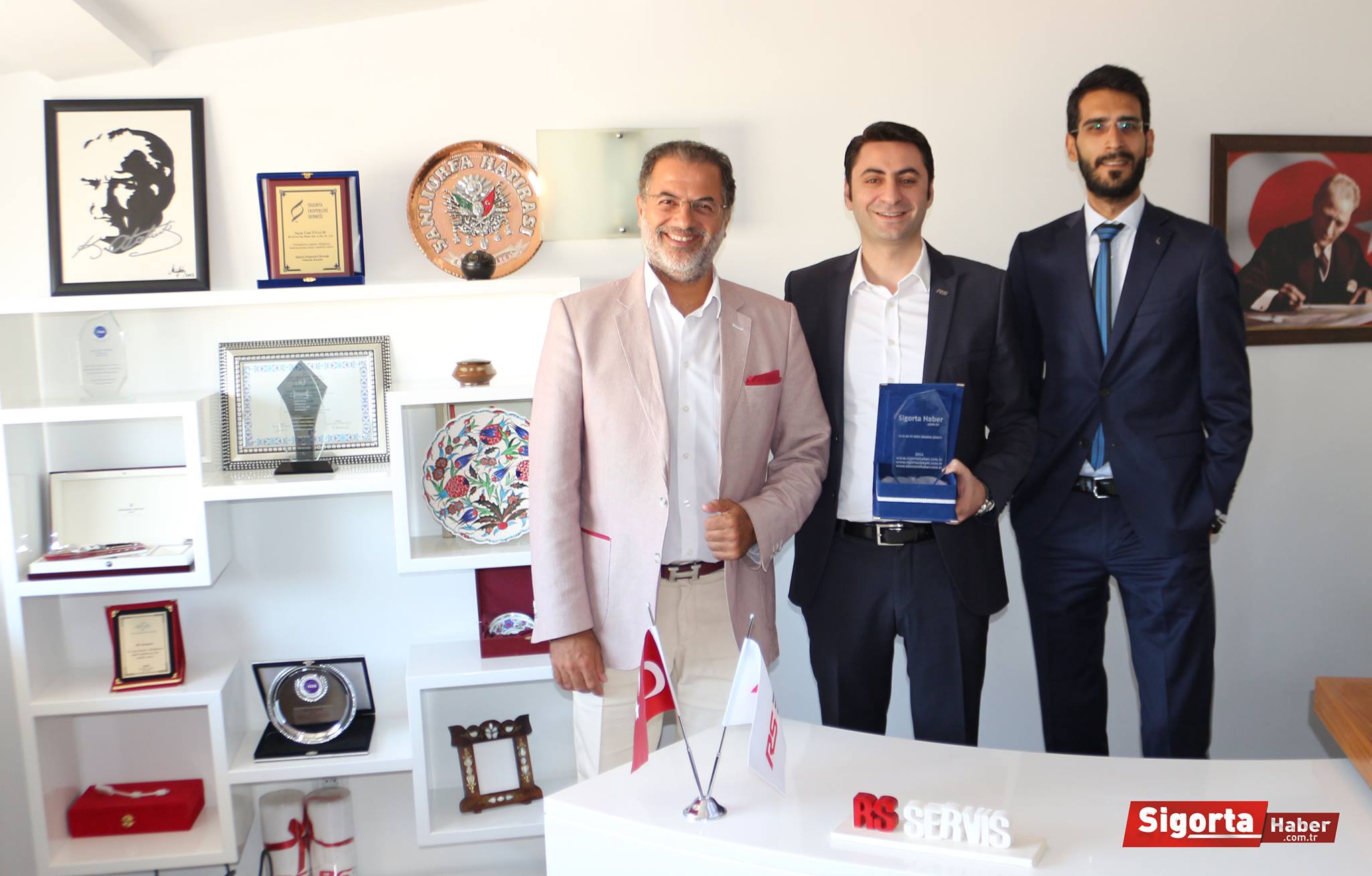 RS SERVİS YK. Başkanı Sn.Ünal ÜNALDI'ya plaketi takdim edildi.