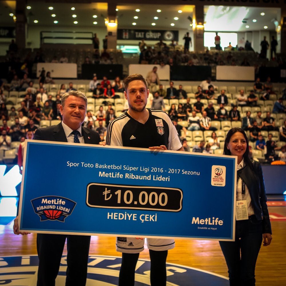 Sezonun Ribaund Lideri Vladimir Štimac'ın Kupası MetLife'tan