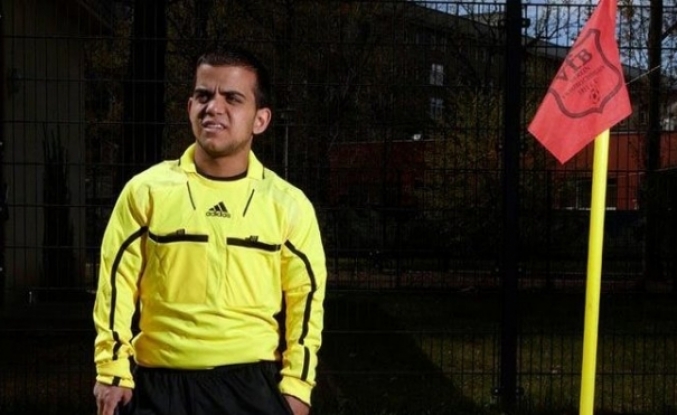 Yazıroğlu, hakemliğin yanı sıra antrenörlük, modellik ve sigortacılık yapıyor